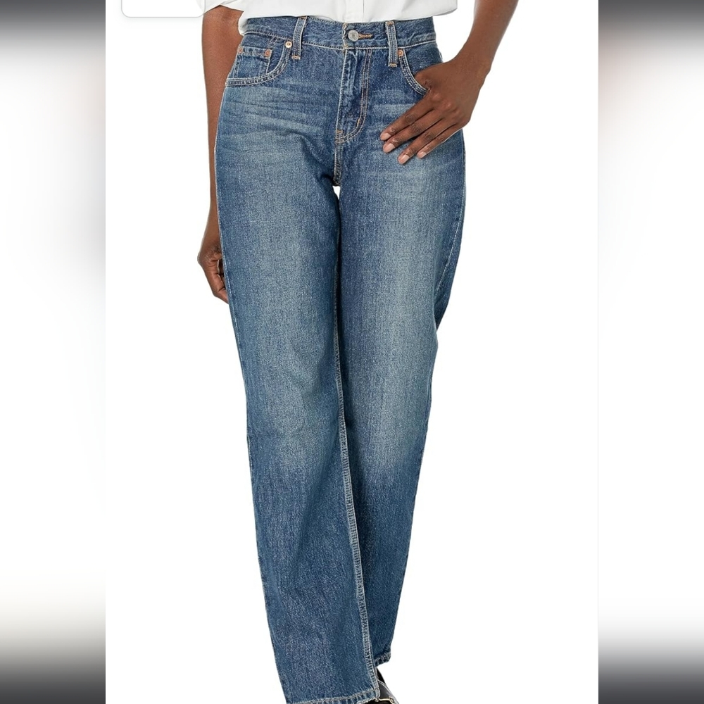 Levi's low pro straight jeans womens size 31. Like new.